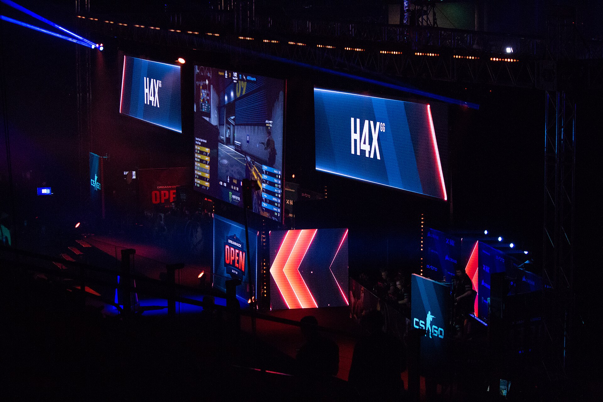 A competitor at a DreamHack playing desk